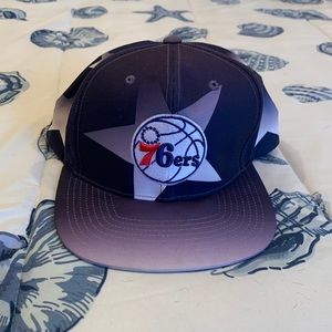 Snap back Sixers hat